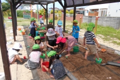 水を使って砂遊び、気持ちいい！