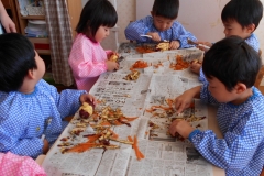 ばら組は野菜の皮むき担当です。