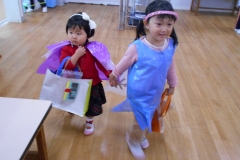 変身コーナーでお気に入りの衣装に着替えて、仲良くお買い物